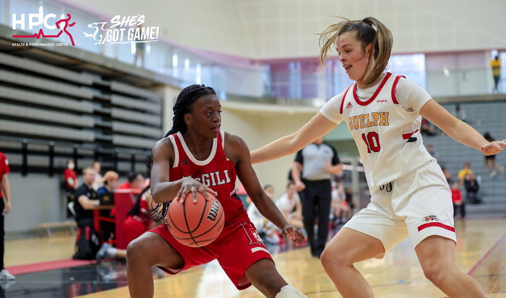 Marielle Kleuskens playing basketball against McGill University player