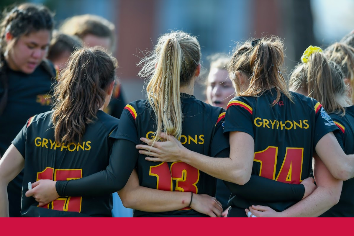 Guelph Gryphons women's rugby team members in a huddle. Physiotherapy Guelph HPC